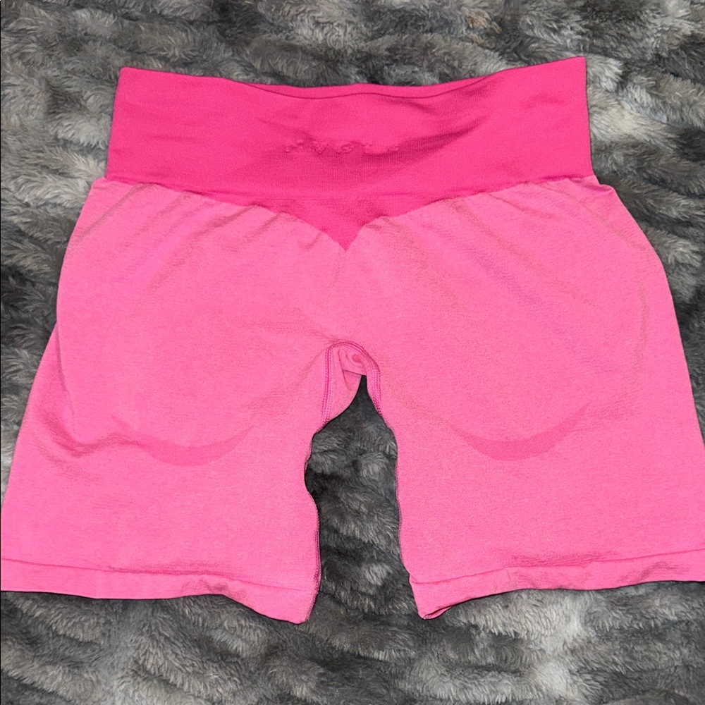 NVGTN Vibrant Pink Women's Bike Shorts